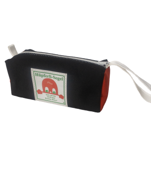 Eine Kulturtasche aus Segeltuch. Die Tasche aus Segeltuch hat die Farbe schwarz als Hauptteil