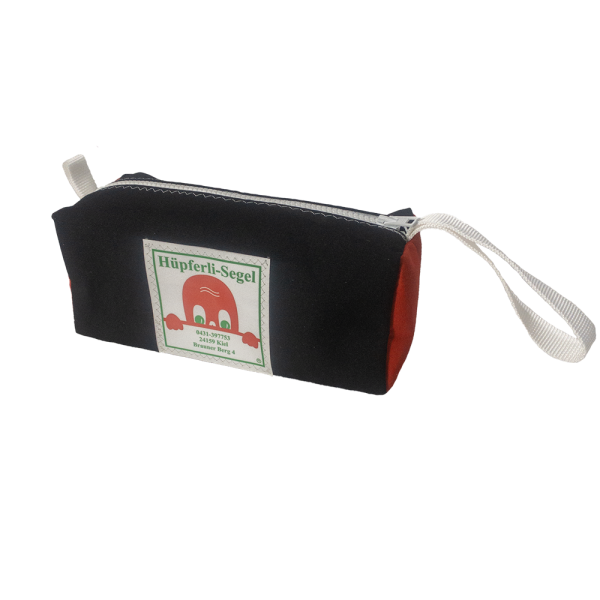 Eine Kulturtasche aus Segeltuch. Die Tasche aus Segeltuch hat die Farbe schwarz als Hauptteil