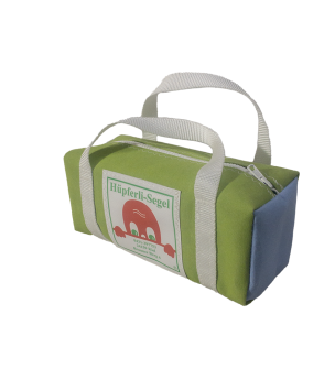 Eine Kleine Kulturtasche aus Segeltuch. Das Hauppteil ist aus giftgrünem Segeltuch und die Seiten aus saphirblauem Segeltuch. Die Henkel sind aus weißem Gurtband.