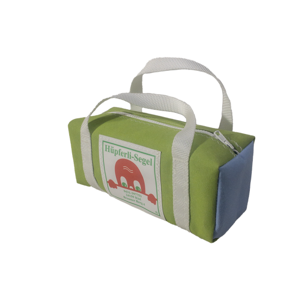 Eine Kleine Kulturtasche aus Segeltuch. Das Hauppteil ist aus giftgrünem Segeltuch und die Seiten aus saphirblauem Segeltuch. Die Henkel sind aus weißem Gurtband.